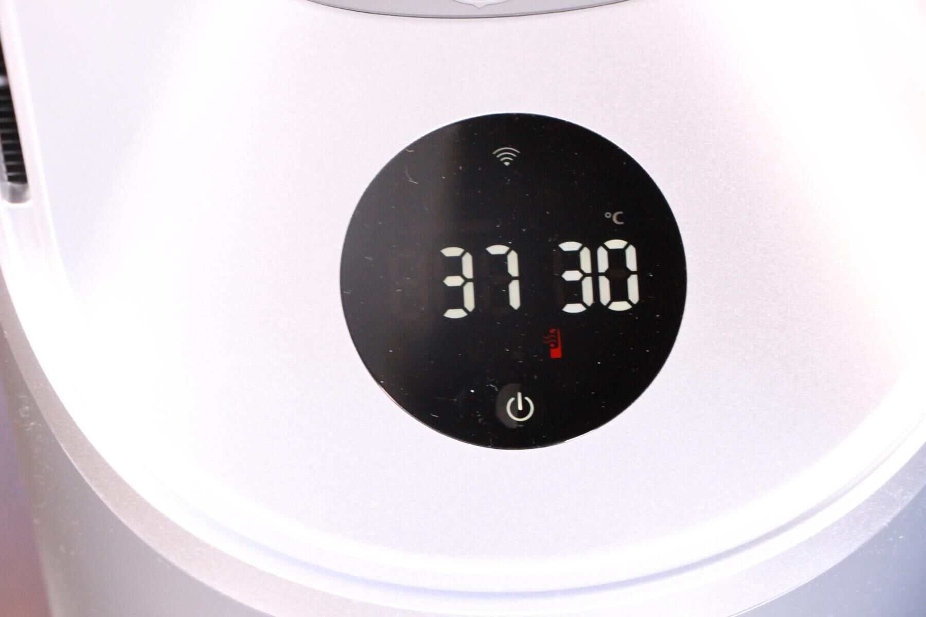 Auf dem Display des Philips Air Performer 8000 wird die Wunschtemperatur eingestellt.